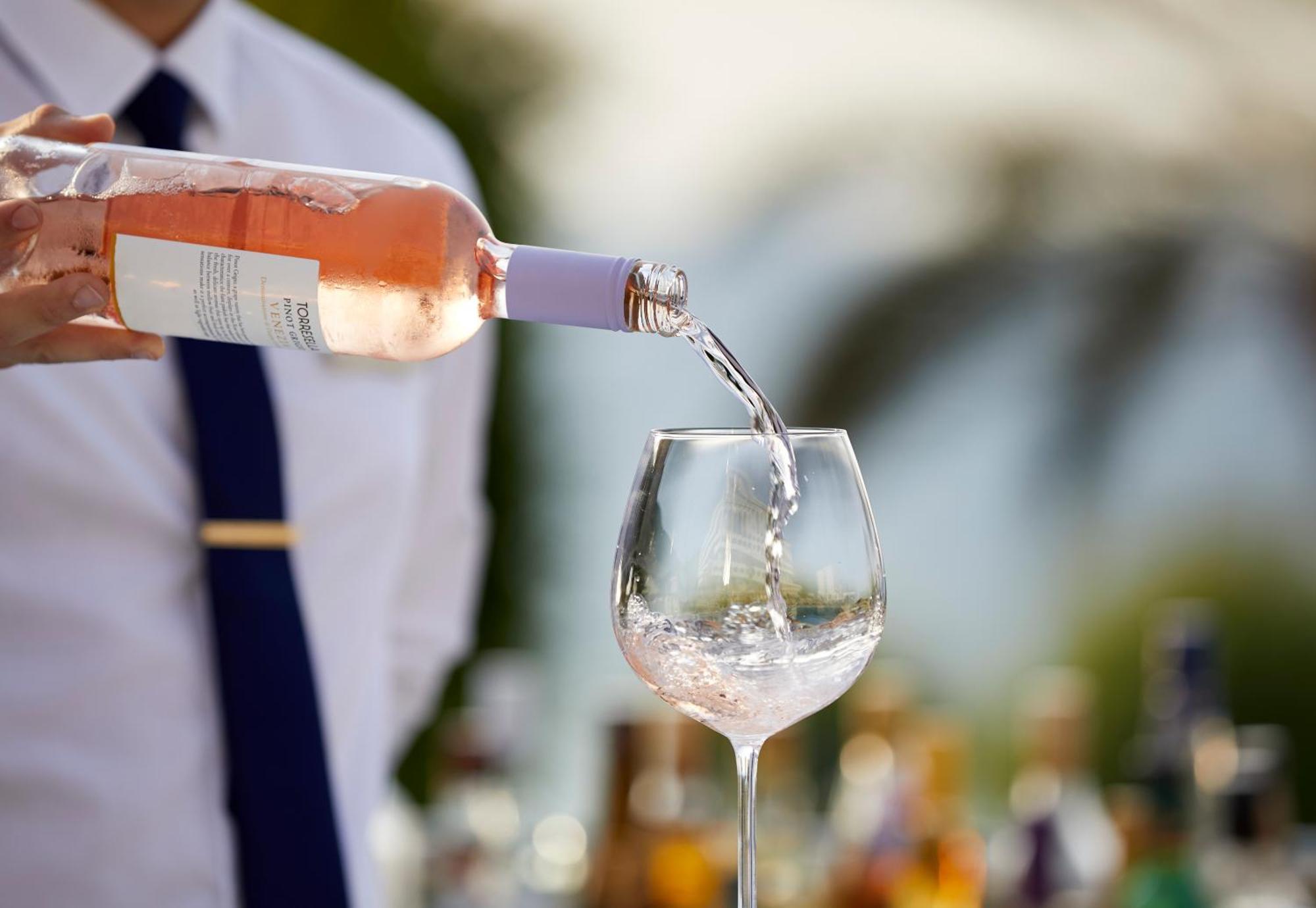 Amus Hotel & Spa Ixia  Exterior foto A wine waiter pouring wine