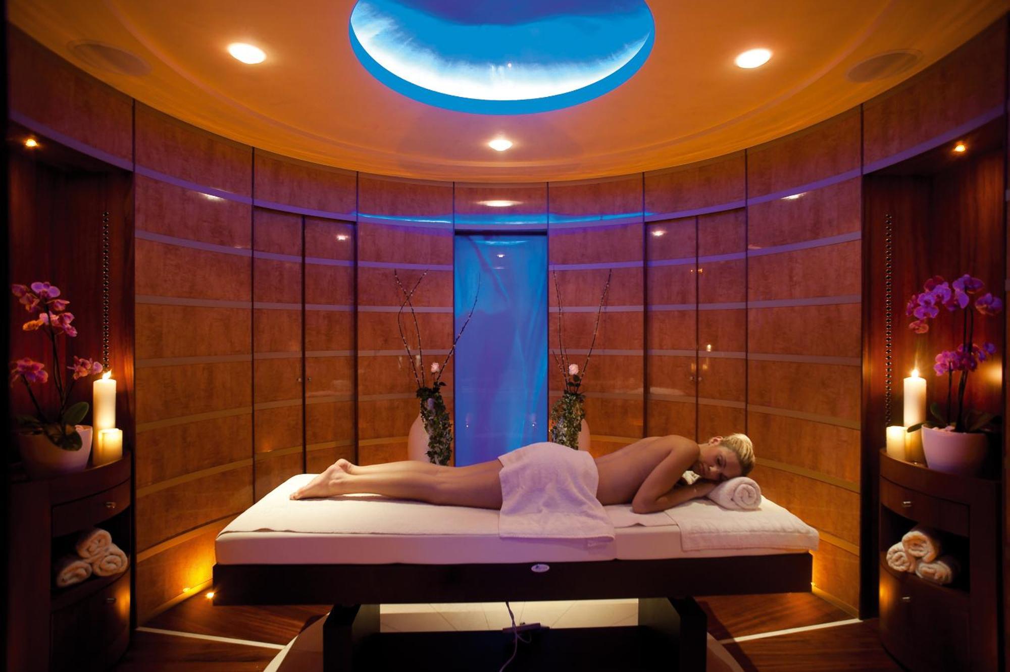 Amus Hotel & Spa Ixia  Exterior foto A spa treatment